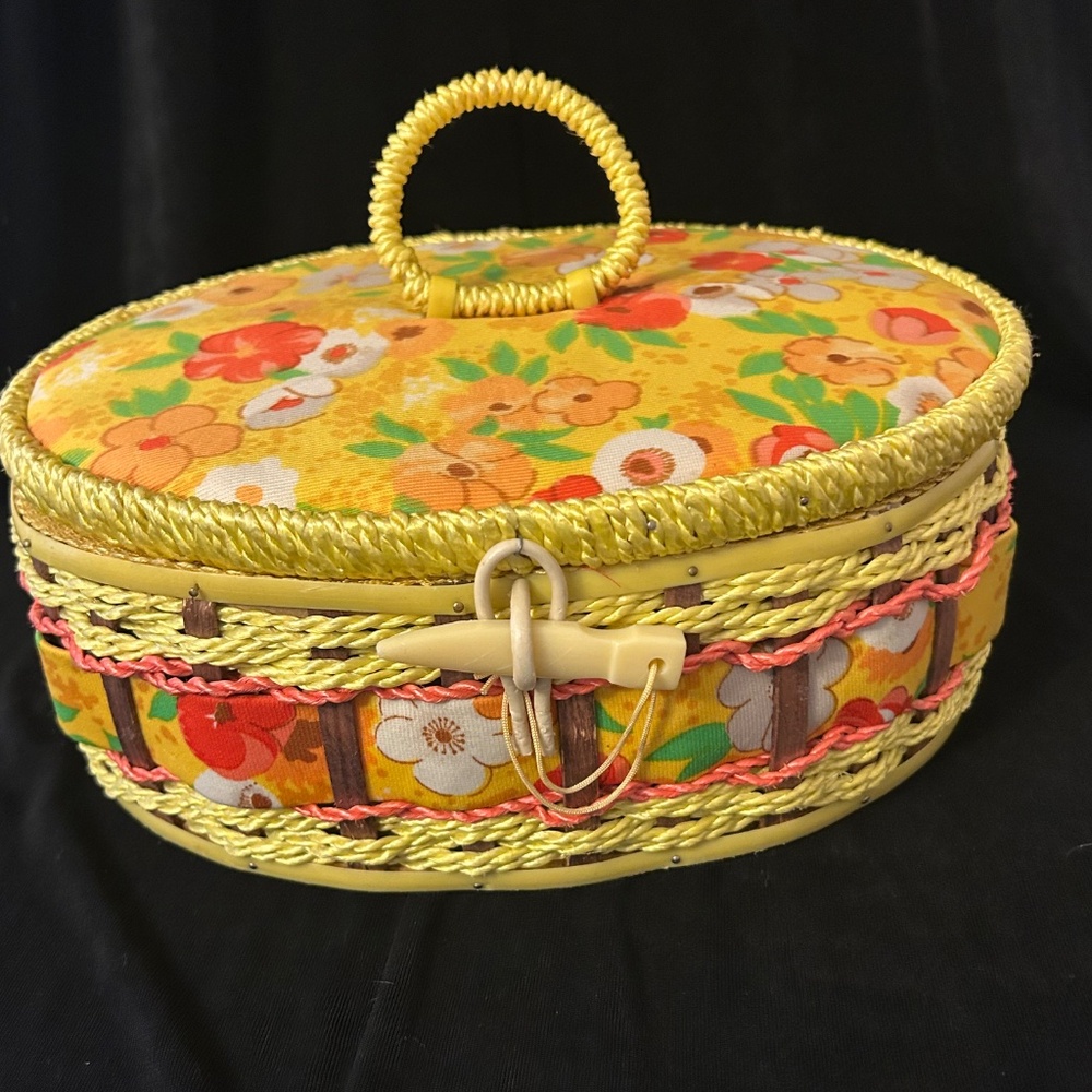 1960"s vintage sewing basket. - Picture 4 of 9